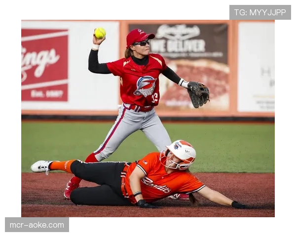 美国职业垒球表演赛：美国明星队8-5战胜世界明星队，科尔比·佩里斯击出满贯炮